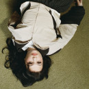 Lola Young regresa con “From Down Here”