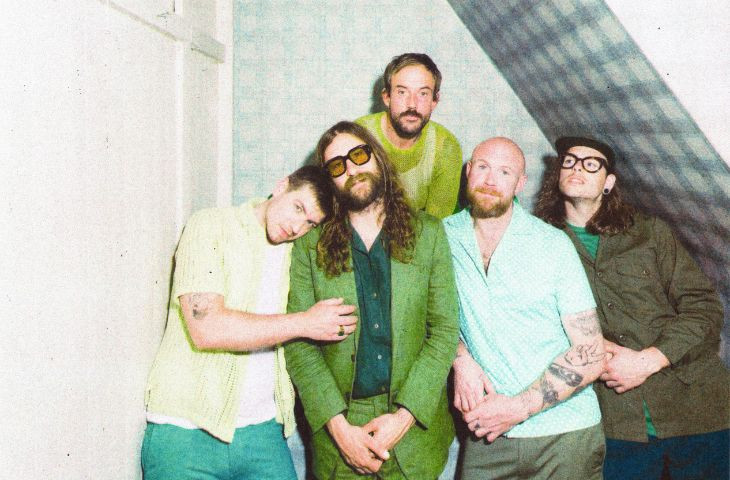 IDLES presenta ‘TANGK’, el furor acaramelado del rock