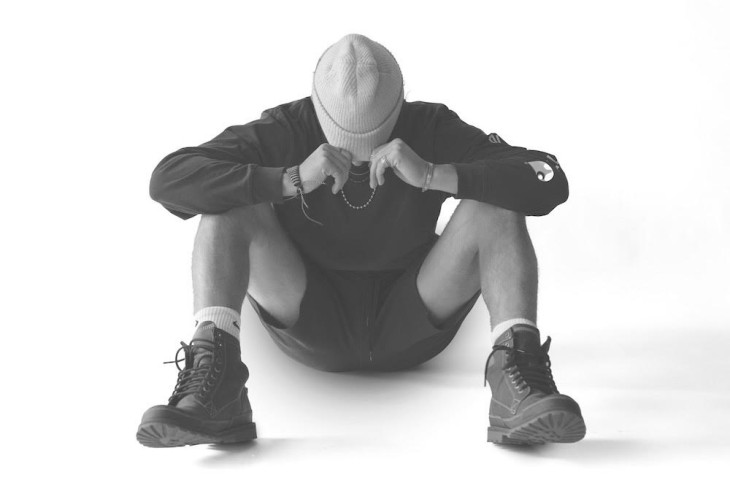 Escucha "friends first", lo nuevo de Julian Roy