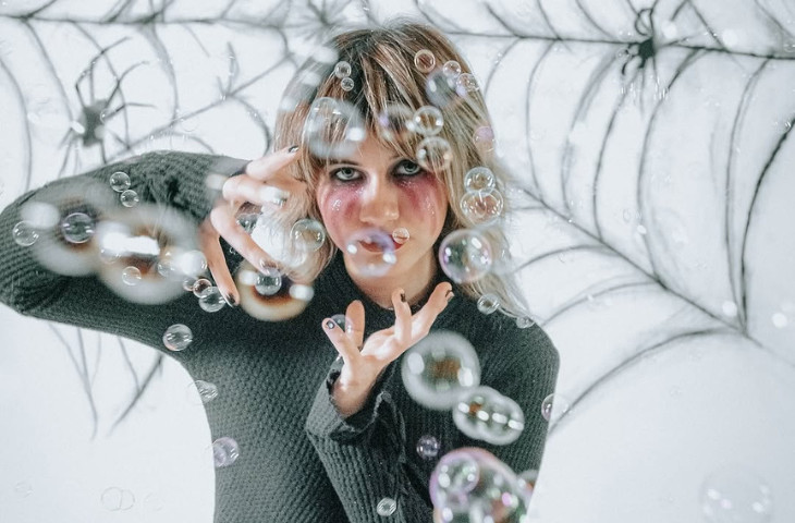 Caro Valenzuela presentó su gira “Guerra de burbujas"