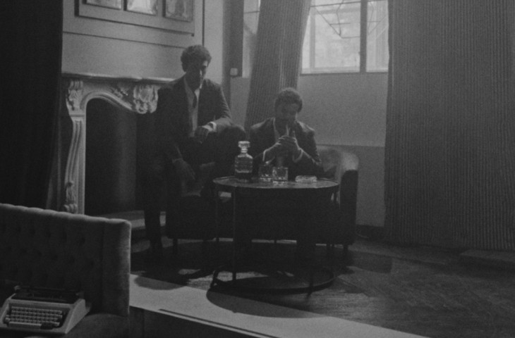 Taburete regresa con su sexto álbum "El Perro Que Fuma"