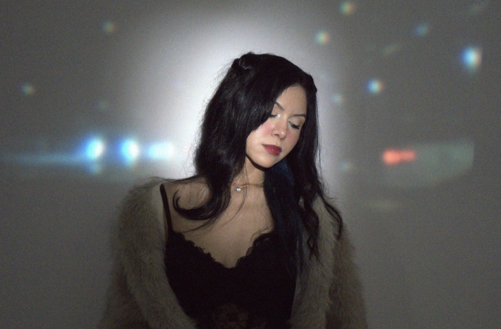 “Hueco”: Carla Vidal y el pop que duele bonito