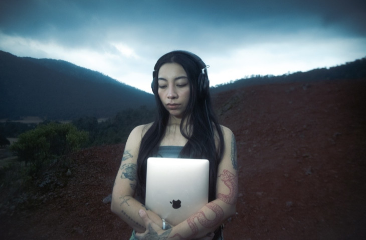 La Virgencita y el arte de unir distancias en “Pegamento”