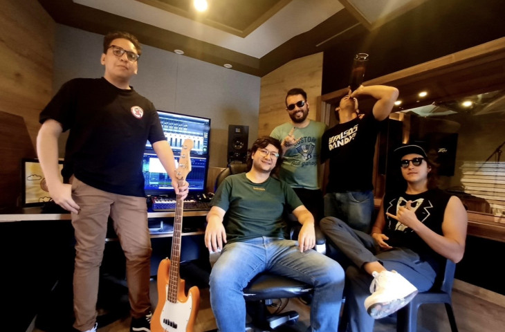 Los Falsos Dandys lanzan 'Stupid Vision Pro'