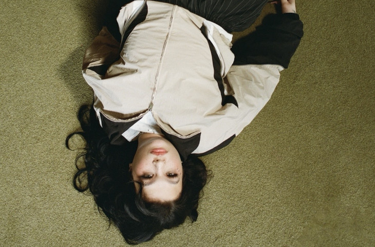 Lola Young regresa con “From Down Here”