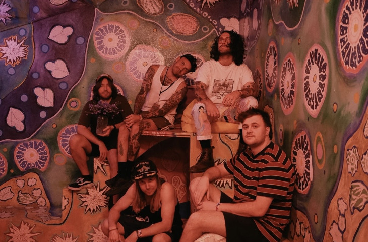 Descubre a Psychedelic Porn Crumpets