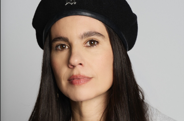 Javiera Mena celebra los 20 años de "Esquemas Juveniles"